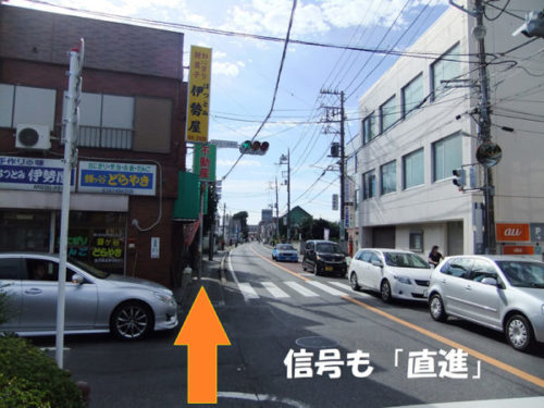 road_06 信号もそのまま直進します(お団子屋さんあり)